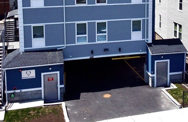 Lovely 2 bedroom condo W parking included