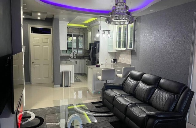 Lovely 2 Bedroom Rental unit with pool & jacuzzi