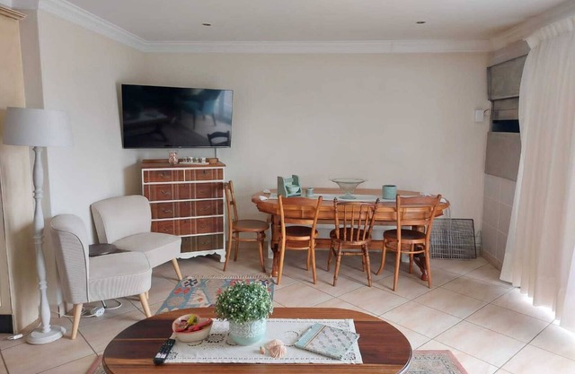 Lovely 2 bedrooms, 2 bathrooms Flat with sea view