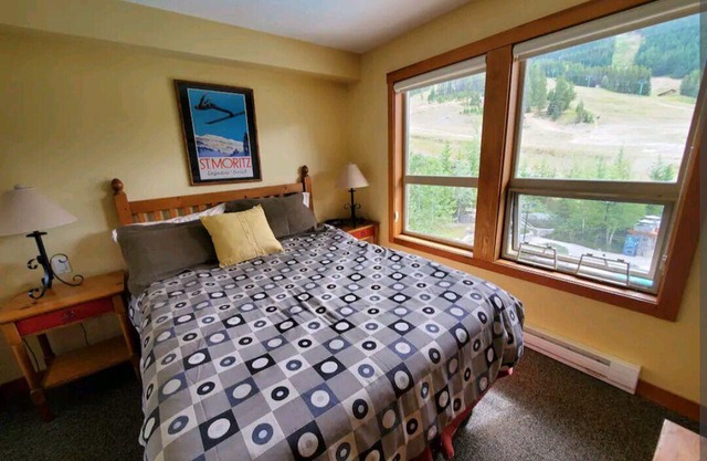 Lovely 2bdrm Panorama Springs unit overlooking the mountains and pools!