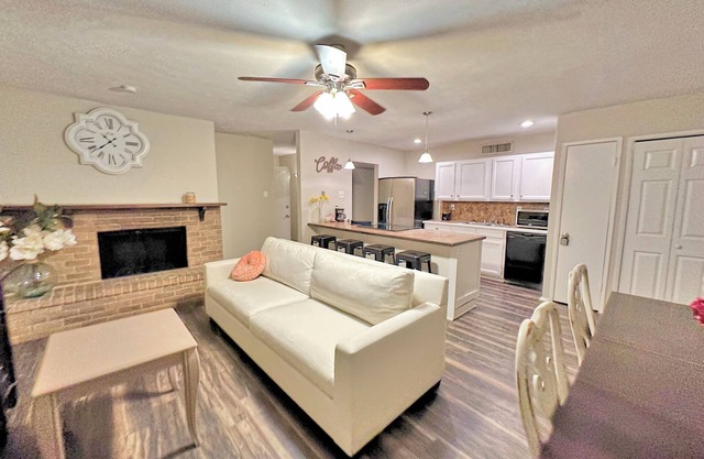 Lovely 3-bedroom house with AC and WiFi in Allen