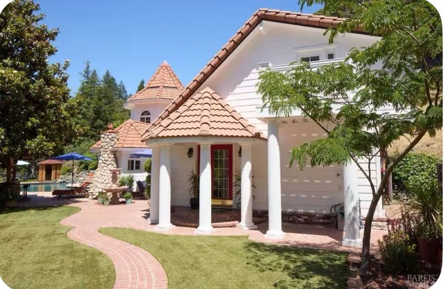 Lovely 3-bedroom castle-get-away in Redwood Valley