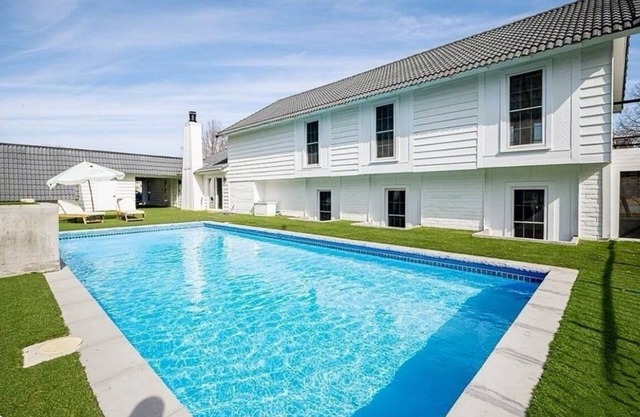 Lovely 3-bedroom villa in Lawrence with large pool, outdoor entertaining space!