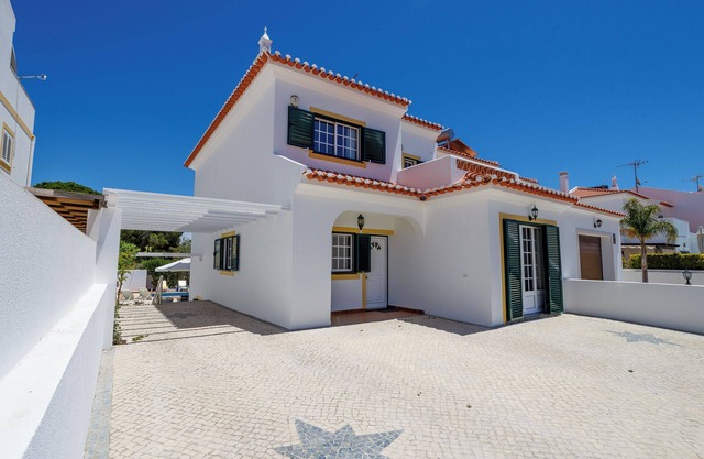 Lovely 4 Bed House With Pool, Walking Distance To Beach