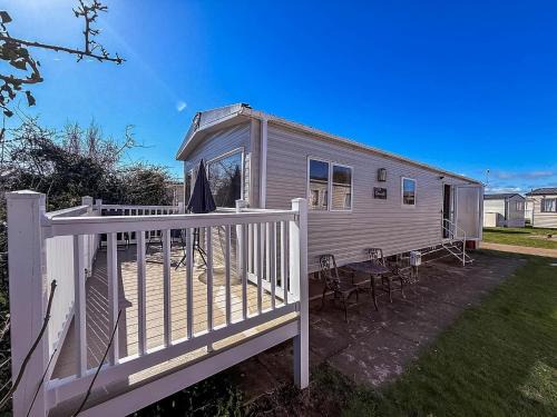 Lovely 6 Berth Caravan Close To The Beach In Suffolk Ref 68030Bs