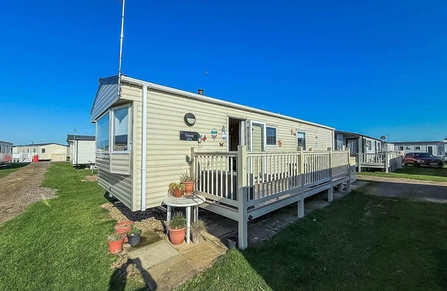 Lovely 6 berth caravan with decking to the side in Heacham ref 21040E