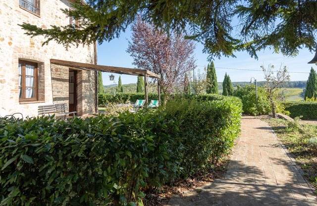 Lovely apartment for 5 guests with WIFI, A/C, pool, TV, pets allowed and parking, close to Siena