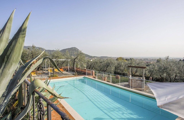 Lovely apartment for 6 guests with hot tub, WIFI, pool, TV, patio and pets allowed