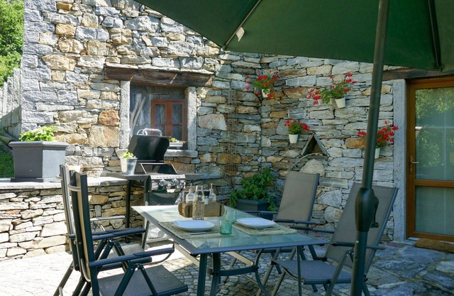 Lovely apartment for 3 guests with WIFI, TV, patio and parking