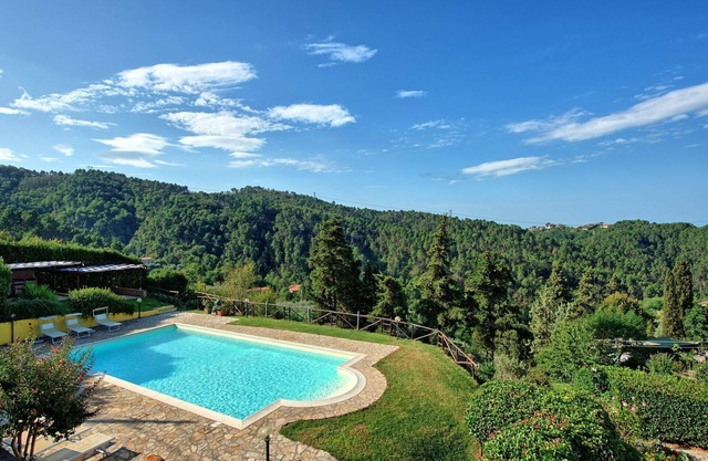 Lovely apartment for 4 people with WIFI, pool, TV and panoramic view, close to Viareggio