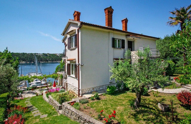 Lovely apartment for 5 people with WIFI, A/C, TV, terrace, pets allowed and parking