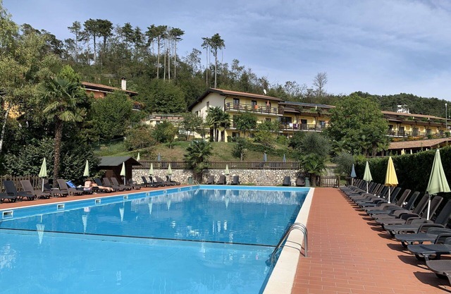 Lovely apartment for 6 guests with WIFI, hot tub, pool, TV, terrace, pets allowed and parking