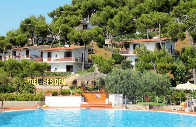 Lovely apartment for 4 people with WIFI, A/C, pool, TV, terrace, pets allowed and parking