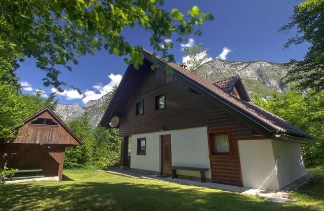 Lovely apartment for 5 guests with TV, patio and parking