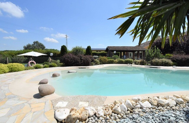 Lovely apartment in villa for 4 people with pool, WIFI, A/C, TV, patio and parking