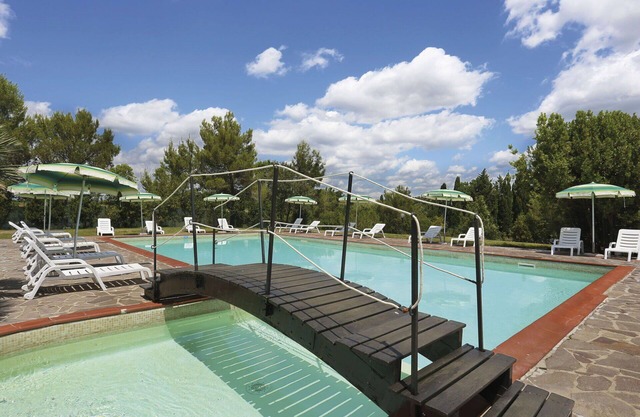 Lovely apartment in villa for 4 people with WIFI, pool, terrace and pets allowed