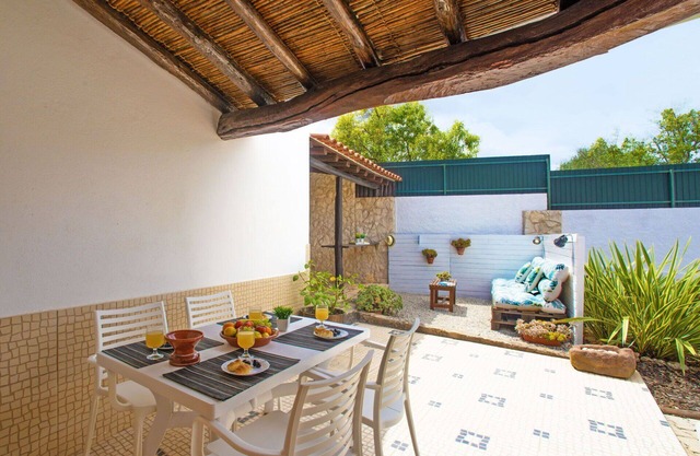 Lovely apartment in villa for 4 guests with WIFI, pool, A/C, TV and patio