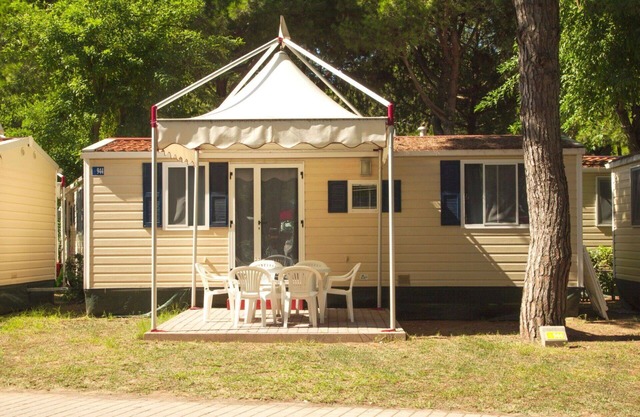 Lovely apartment in villa for 4 guests with A/C, WIFI, pool, TV, terrace and pets allowed