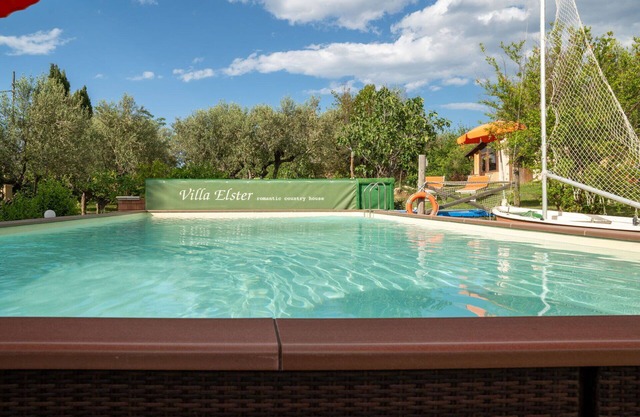 Lovely apartment in villa for 4 people with WIFI, pool, TV, terrace, pets allowed and parking