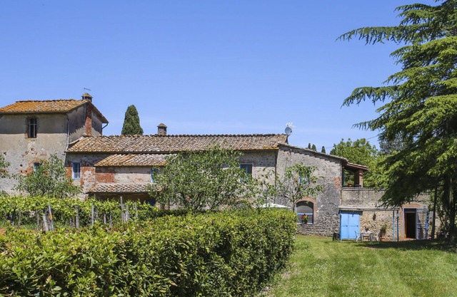 Lovely apartment in villa with pool, WIFI, TV, patio, pets allowed, panoramic view and parking