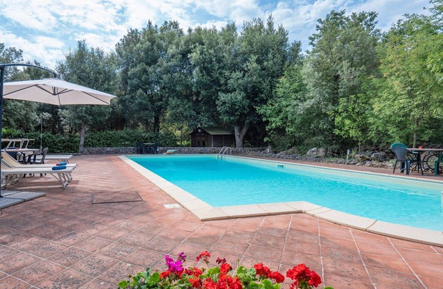 Lovely apartment for 4 people with pool, WIFI, TV, veranda and parking, close to Siena