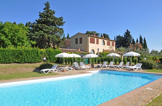 Lovely apartment with A/C, WIFI, pool, panoramic view and parking, close to Greve In Chianti