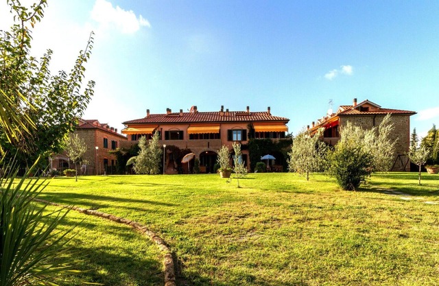 Lovely apartment with A/C, WIFI, pool, TV, patio and panoramic view, close to San Gimignano