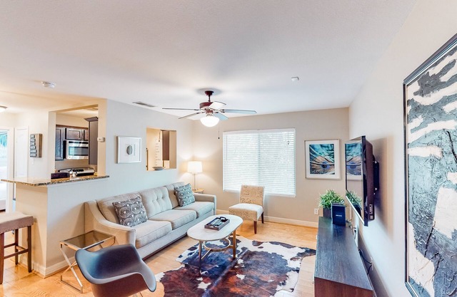 Lovely Austin condo close to downtown with streaming, W/D, central AC, & WiFi