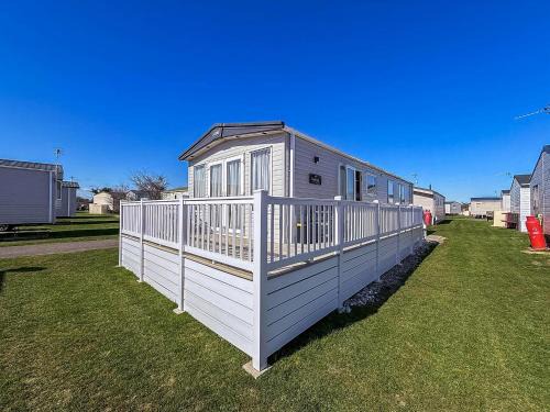 Lovely Caravan With Seaviews, Wi-Fi And Decking Near Pakefield Beach Ref 68040Cr