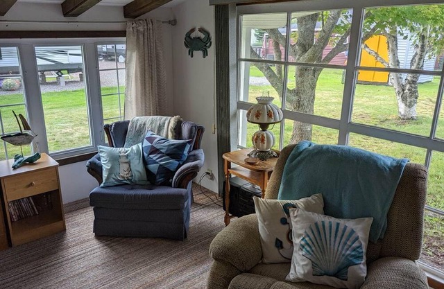 Lovely cottage with private beach access!