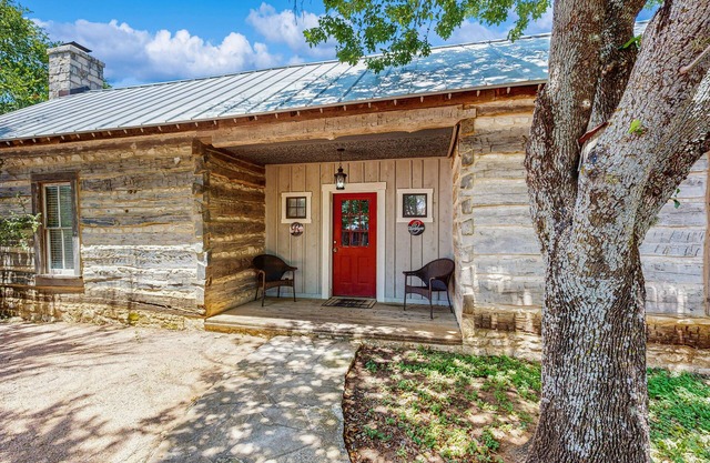 Lovely dog-friendly suite with tasting rooms along Hwy 290 Wine Trail