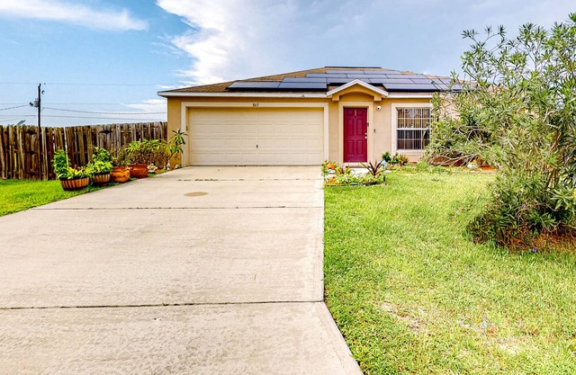 Lovely dog-friendly home with private pool, enclosed backyard, washer/dryer, AC