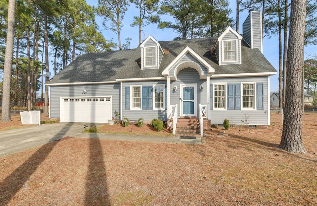Lovely Fayetteville Home: Deck & Fireplace!