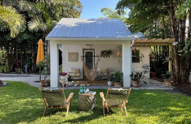 Lovely Garden Studio Cottage - Walk to Las Olas Blvd - 10 min drive to the Beach