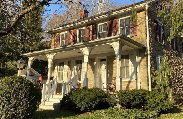 Lovely Historic Home at the edge of Strasburg - East Wing