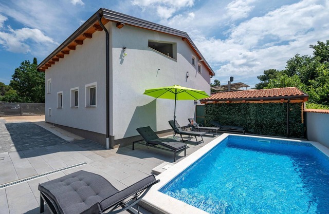 Lovely home in Peroj with WiFi