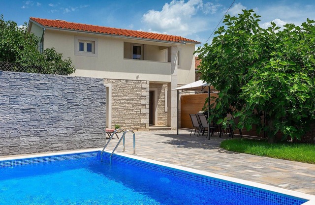 Lovely home in Tinjan
