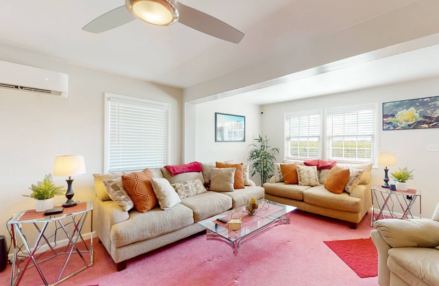 Lovely home with patio, full kitchen, & washer/dryer