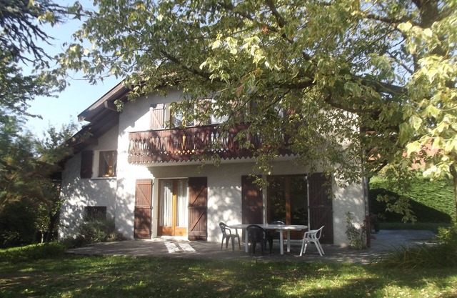 Lovely house with big garden, nicely located.