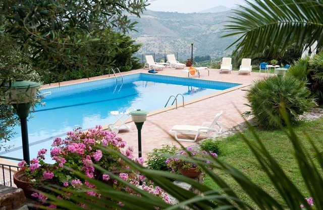 Lovely apartment in villa with A/C, pool, WIFI, TV, terrace and panoramic view, close to Cefalù