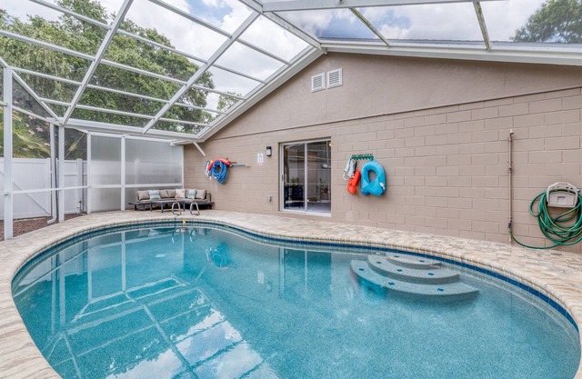 Lovely Largo POOL Home, sleeps 8, 122nd