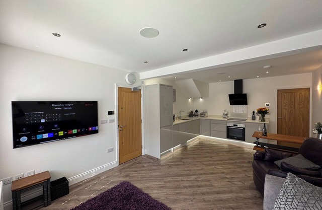 Lovely Modern Contemporary Apartment With Private Hot Tub Close to Windermere
