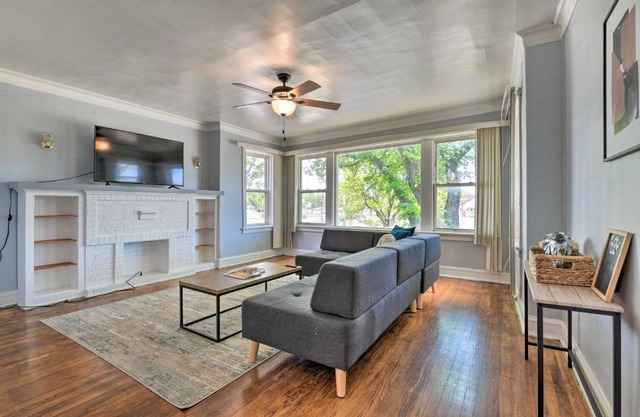 Lovely Oak Park Apt - Easy Access to Downtown!