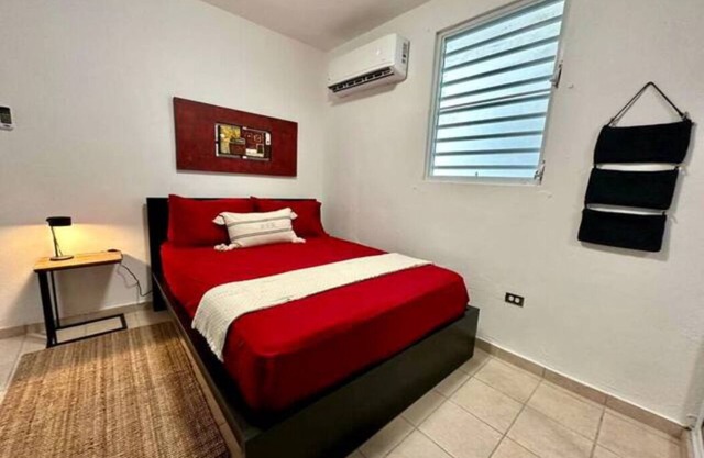 Lovely Queen Apt W/Parking & Wi-Fi Sleeps 2