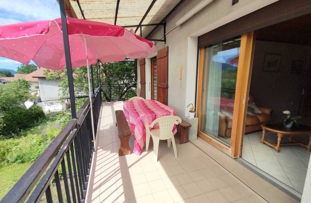 Lovely T4 apartment in village house with mountain views, close to shops.