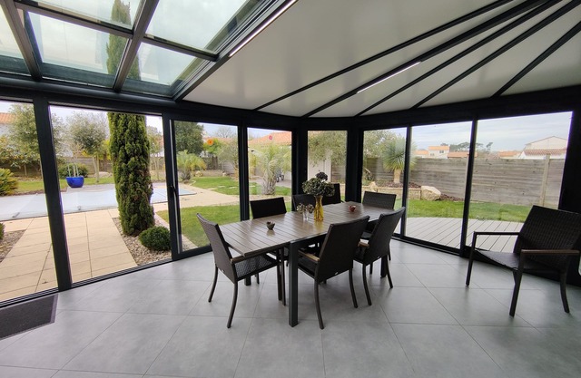 Lovely villa with private heated pool, located on a golf course.