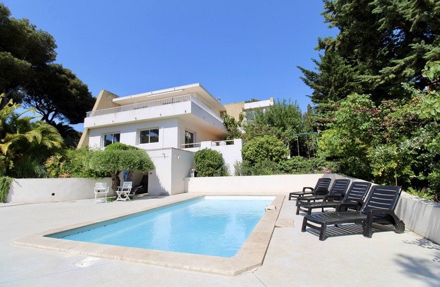 Lovely villa close to the beach, sea view, swimming pool and petanque court.