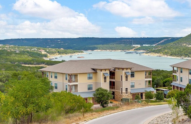 Lovely Villa in the Hollows Resort Community, Lake View, 4 Pools, Pickleball, Beach Club!
