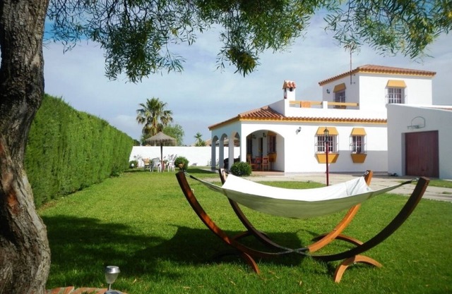 Lovingly furnished holiday house, 250m from the sea, large garden, roof terrace