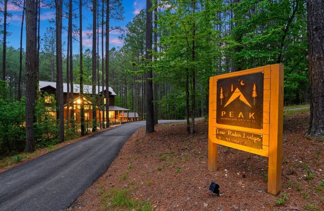 Low Rider Lodge backed up to Forest with ATV Trail Access from Driveway